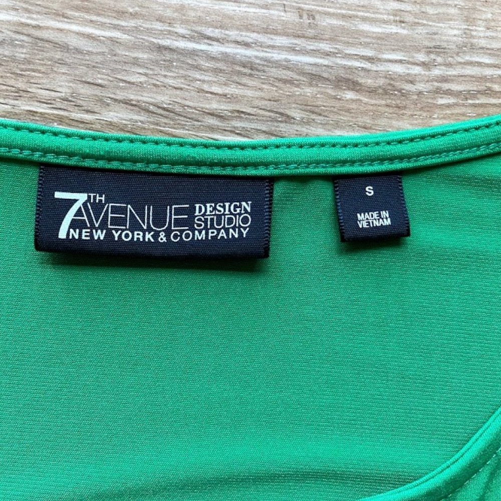 Green Top with Rouching Size Small - Picture 2 of 4
